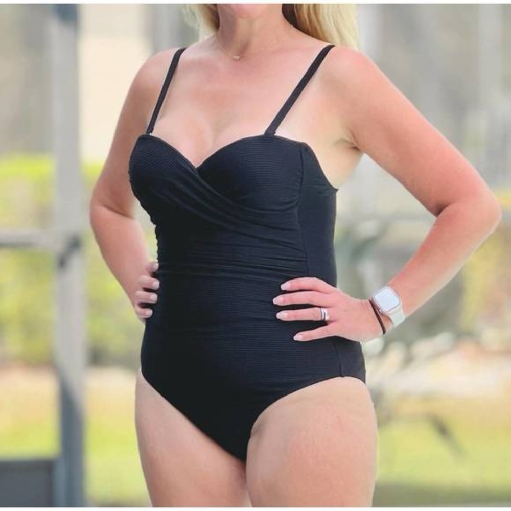 WHITE BIRCH The Brigiette Swimsuit in black Size Large‎